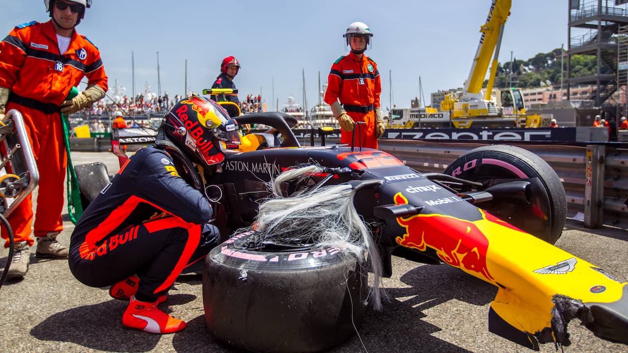 Verstappen inspecteert zijn auto na de trainingscrash in Monaco.