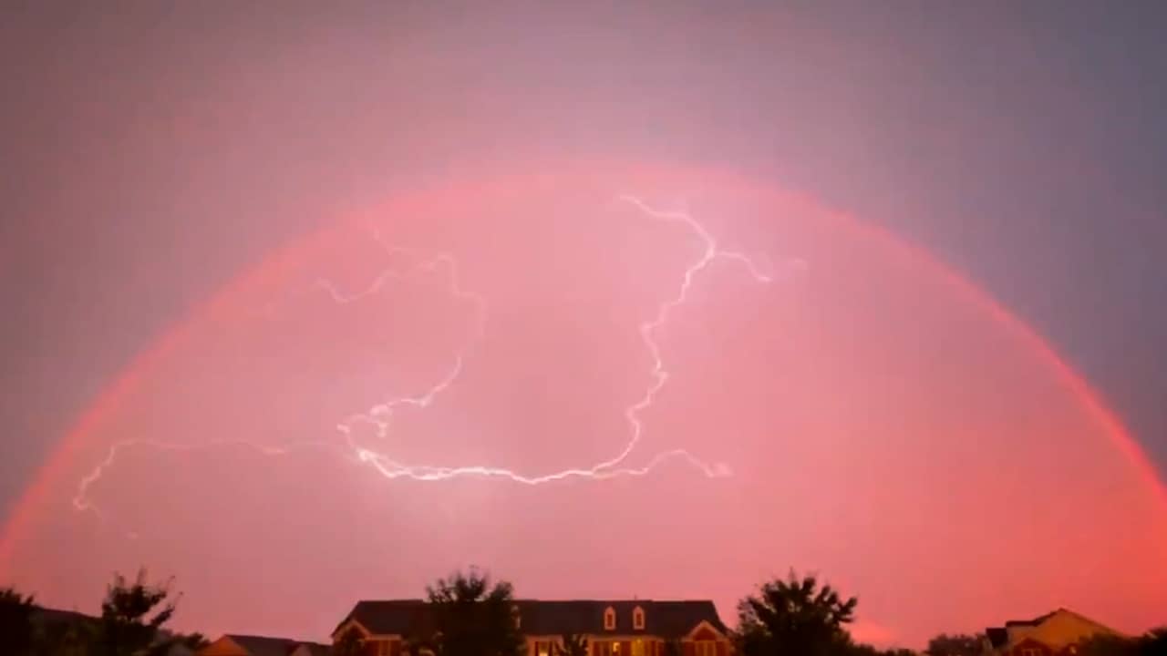 Beeld uit video: Lucht kleurt roze in VS na stormachtige dag