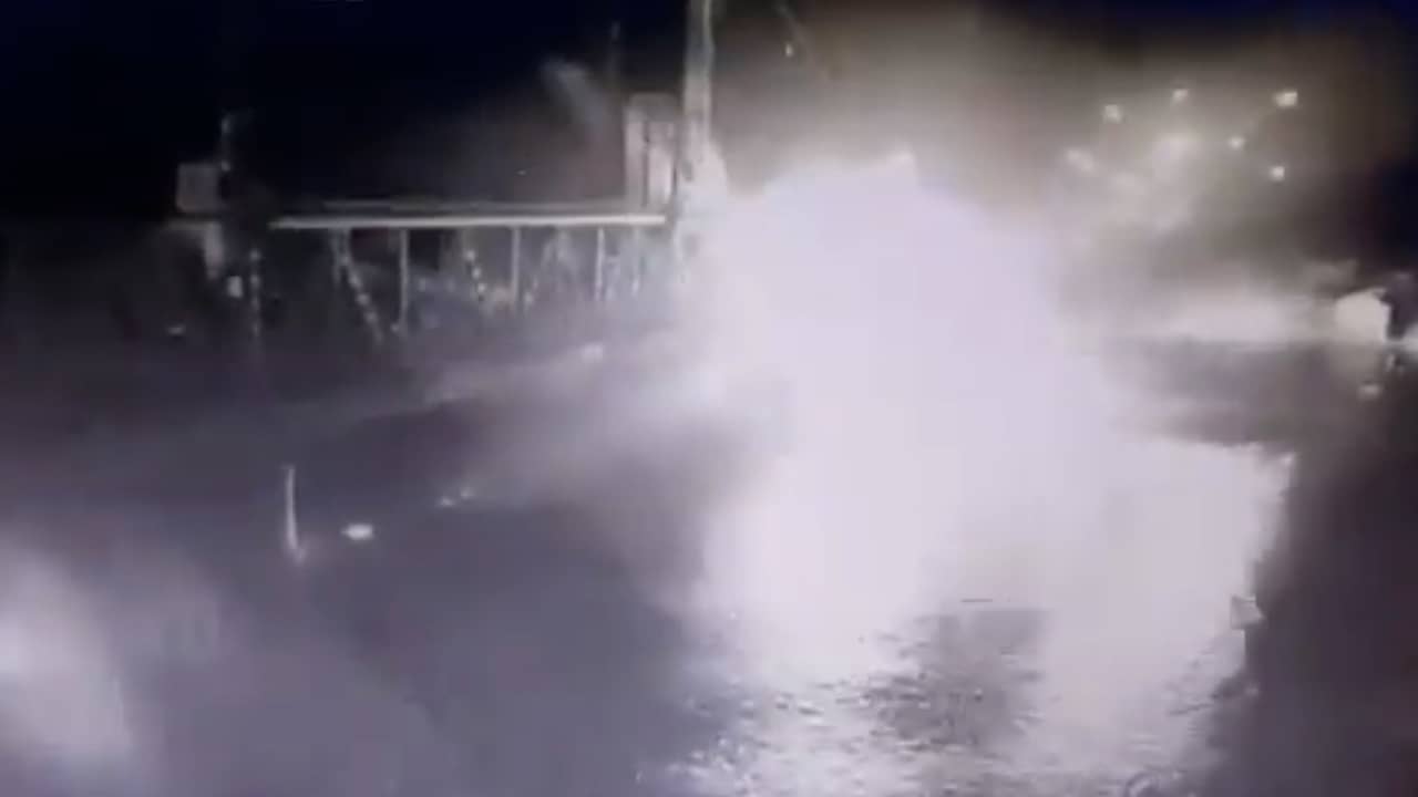 Beeld uit video: Onbemand vaartuig veroorzaakt explosie op Oekraïense brug bij Odessa