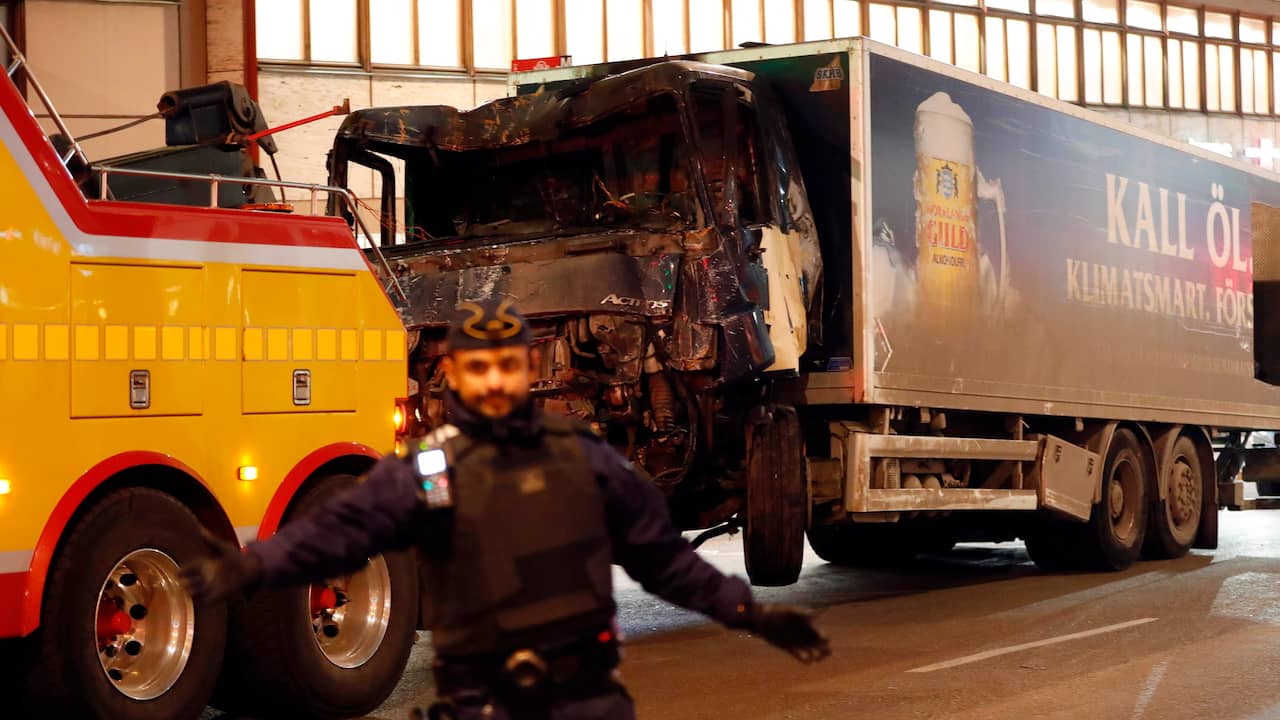 De vrachtwagen waarmee de aanslag werd gepleegd is in de nacht van vrijdag op zaterdag weggesleept.