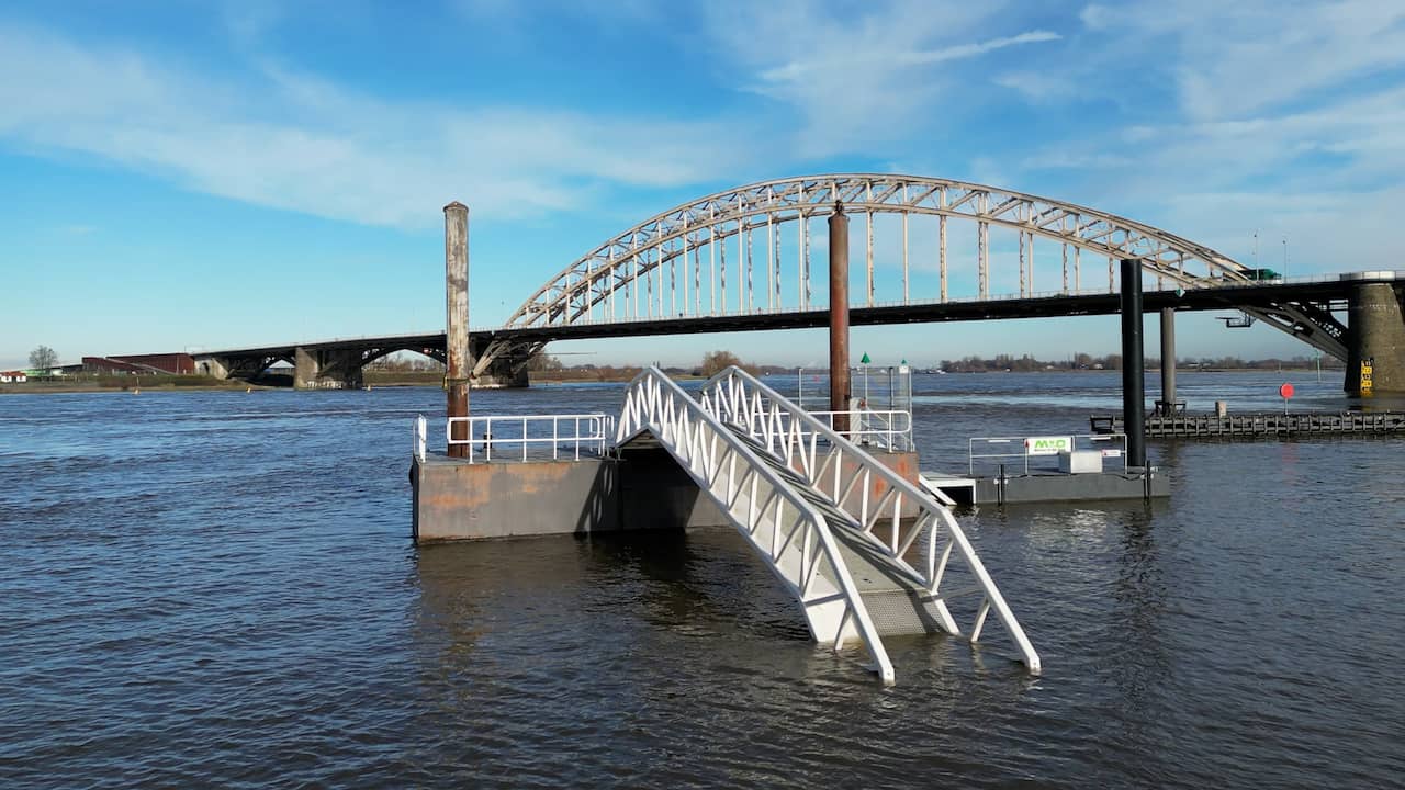 Beeld uit video: Drone filmt hoge waterstand van de Waal in Nijmegen