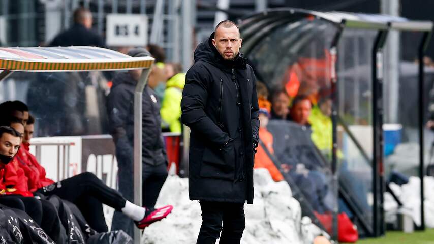 Heitinga: 'Zolang ik niets hoor van de clubleiding ben ik trainer van Ajax'