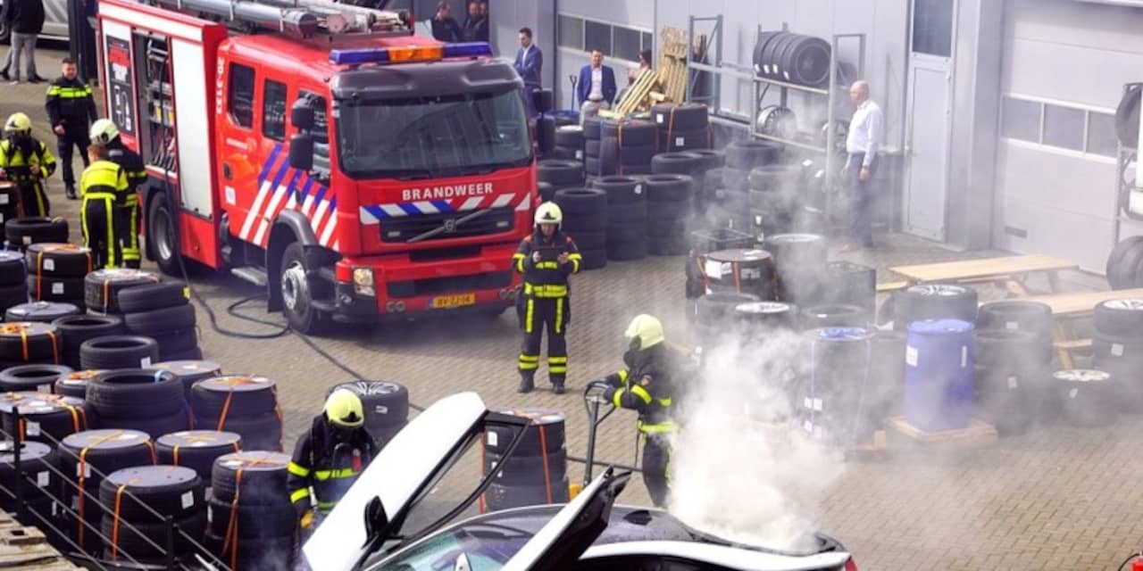 Sportauto in brand gevlogen aan Huifakkerstraat