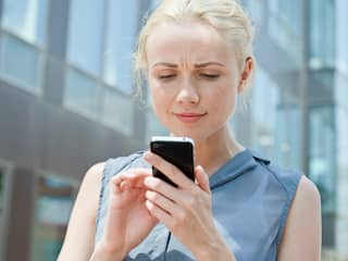 Vrouw met smartphone kijkt verward