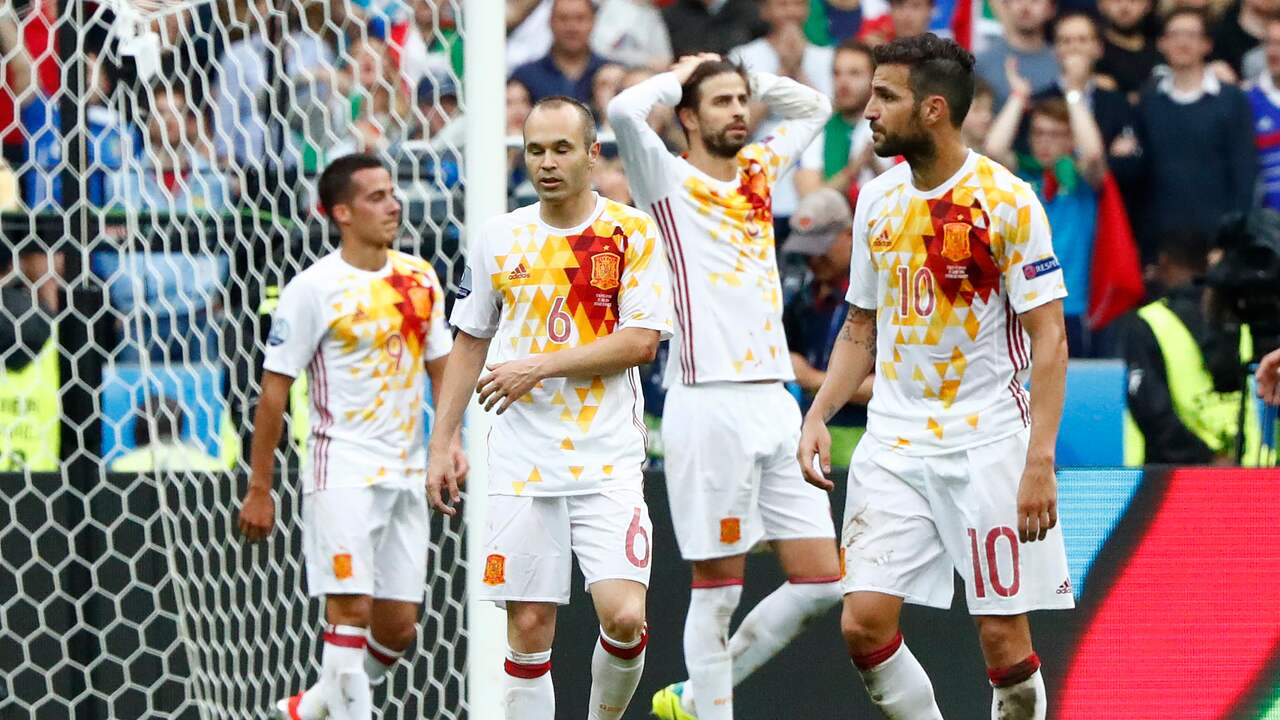 Spain begin. Сборная Испании 2016. Сборная Испании на евро 2016. Евро 2016 Испания. Испания по футболу Золотая Эра.