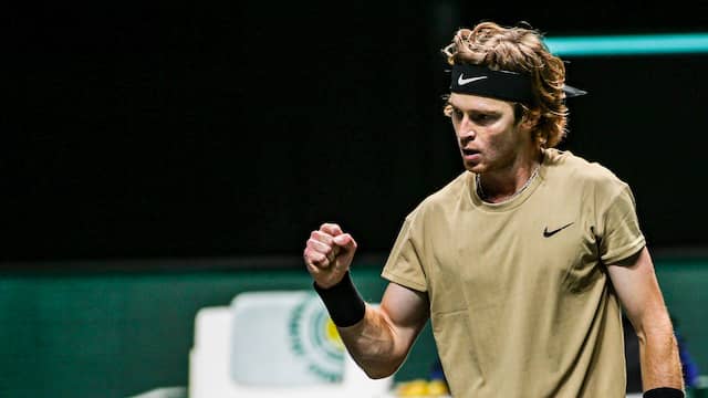 Andrey Rublev balt zijn vuist in de wedstrijd tegen Jeremy Chardy.