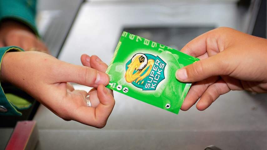 'Bedrijf achter voetbalplaatjes en spaarzegels staat te koop'