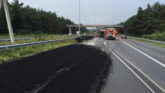 Ravage op A50 door met modder gekantelde vrachtwagen. Ravage op A50 door met modder gekantelde vrachtwagen.