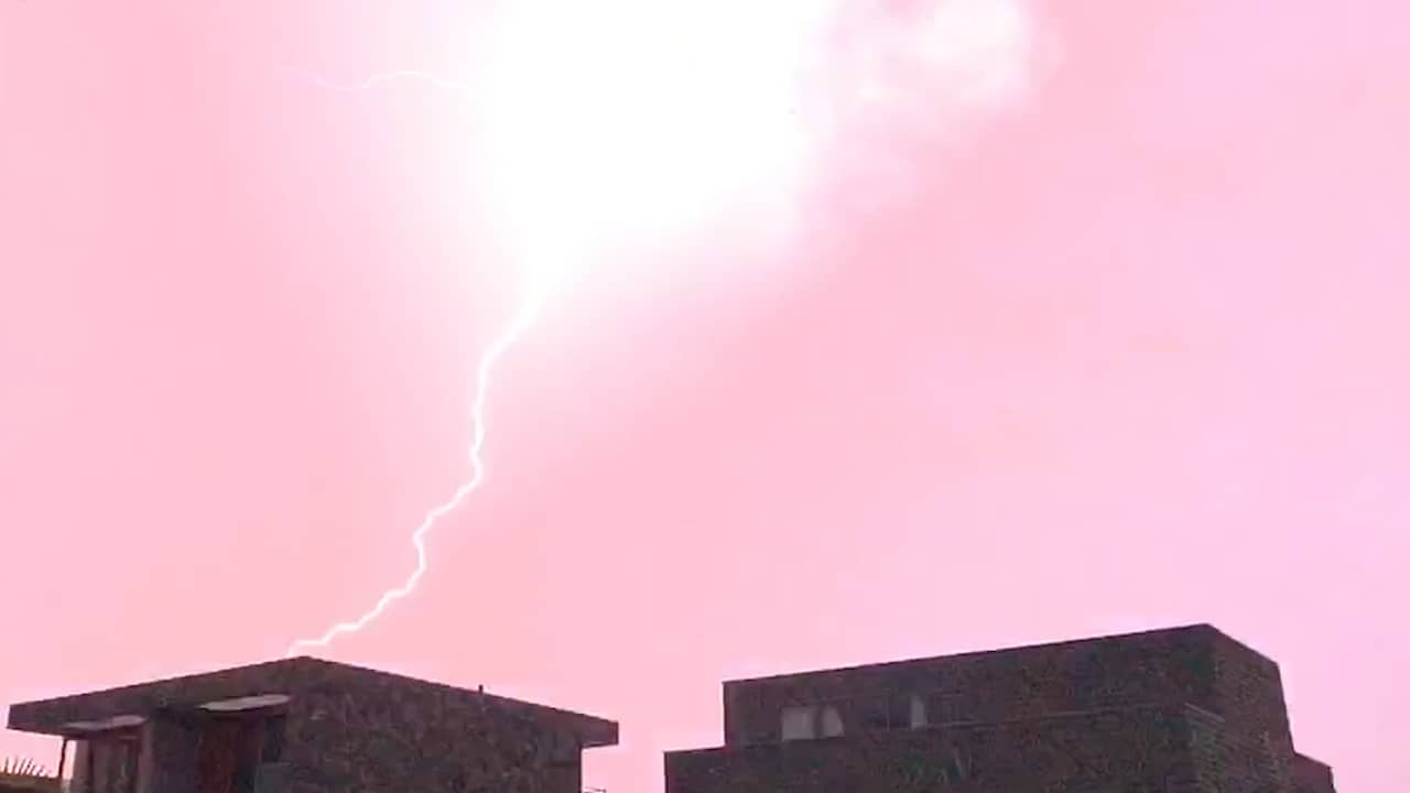 Beeld uit video: Compilatie: Zware onweersbuien trekken over Nederland