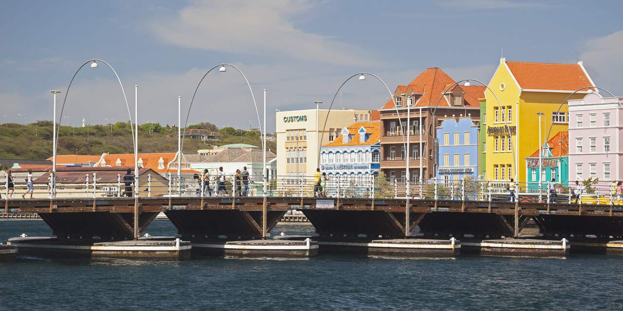 Ook donderdagnacht rellen rond bezuinigingen op Curaçao
