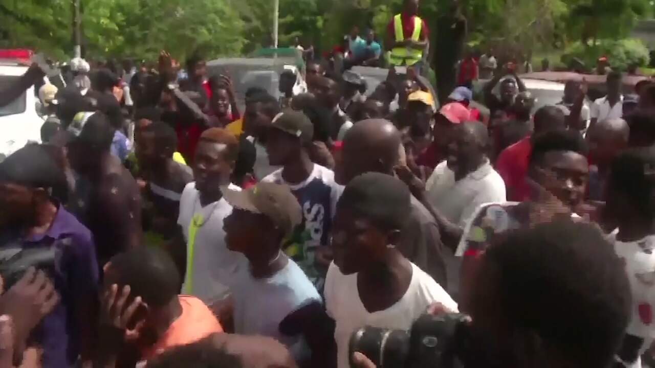 Beeld uit video: Honderden wanhopige Haïtianen verzamelen zich bij ambassade VS