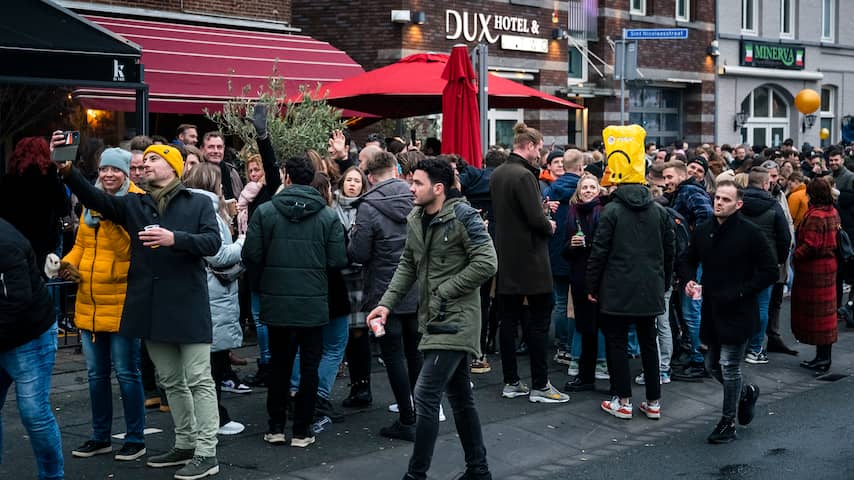 Duizenden mensen bij kroegentocht in Roermond uit protest tegen coronabeleid