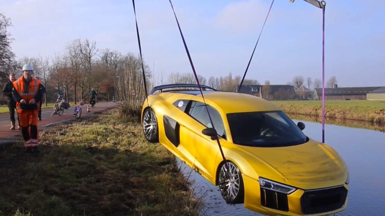 Video | Dure Audi R8 belandt in riviertje bij Baambrugge