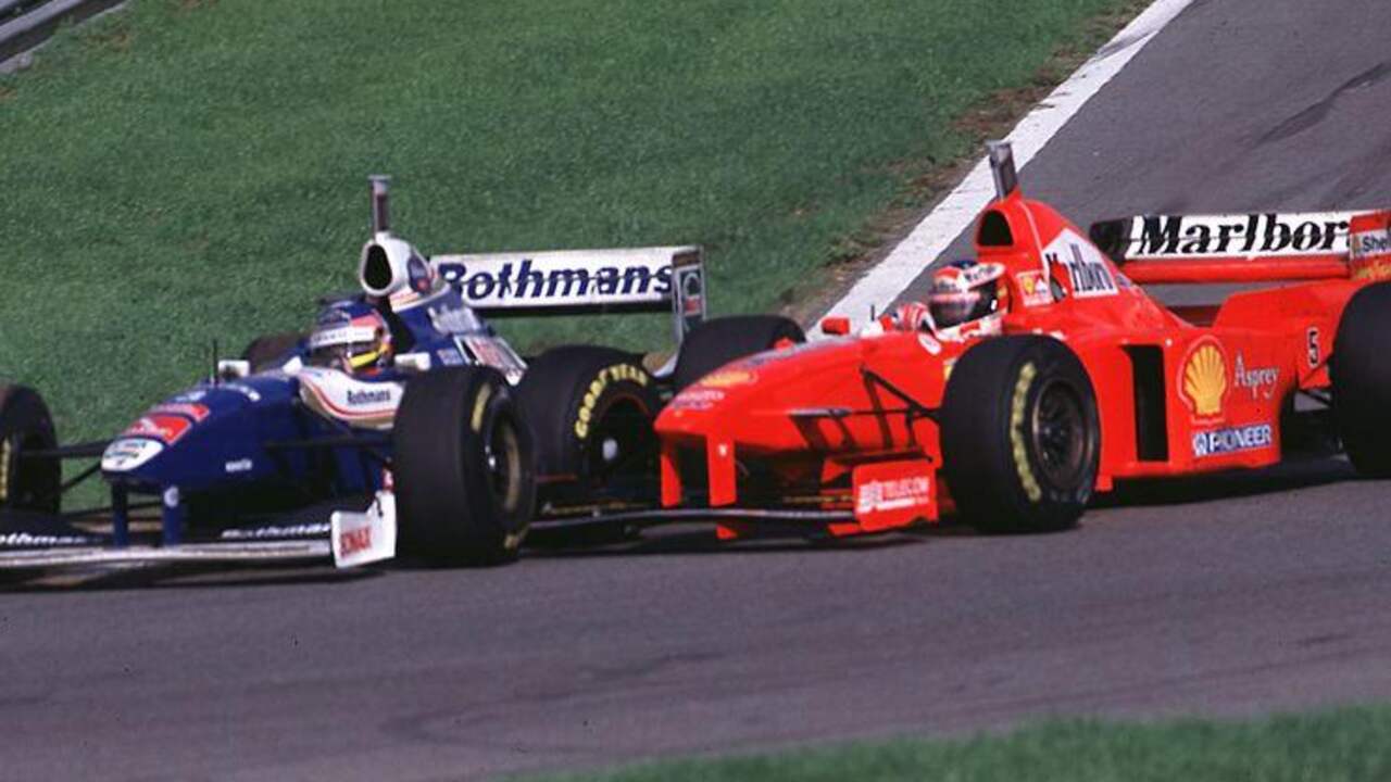 Michael Schumacher (rechts) stuurt bewust in op Jacques Villeneuve in 1997 en wordt geschrapt uit het volledige Formule 1-seizoen.