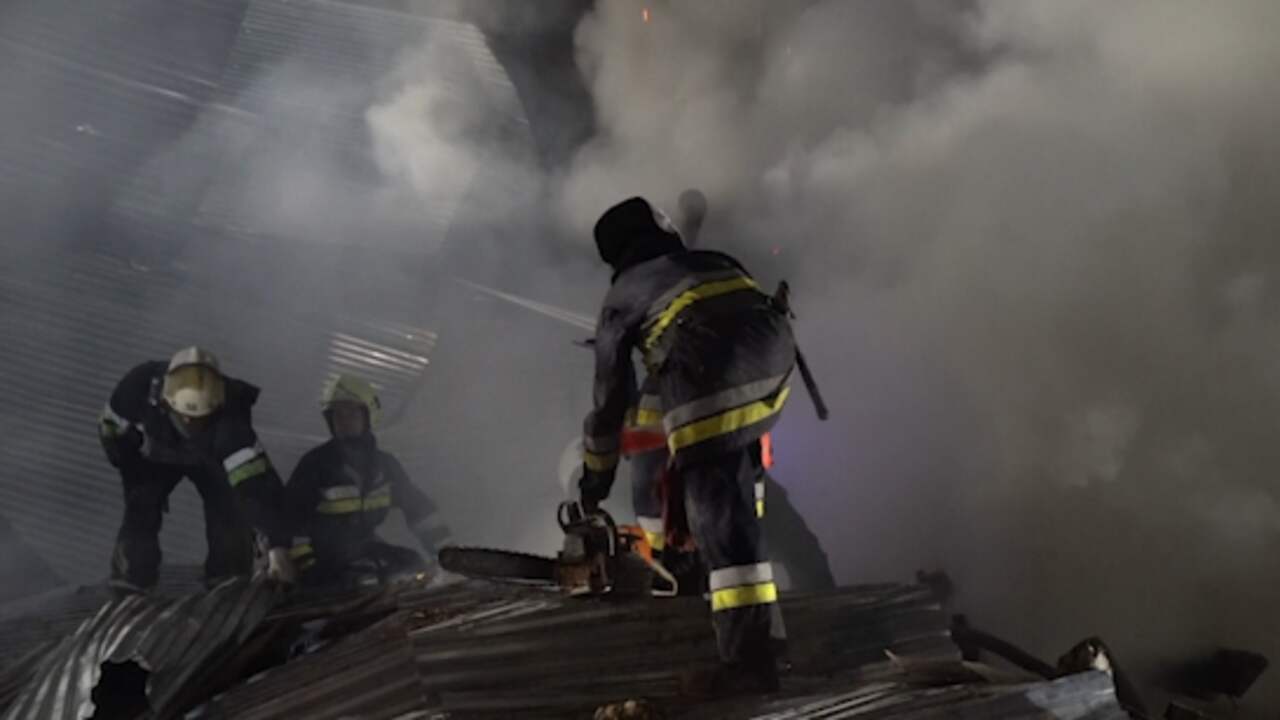 Beeld uit video: Brandweer treft ravage aan na Russisch bombardement in Kharkiv