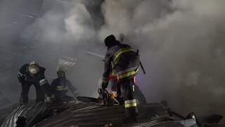 Brandweer treft ravage aan na Russisch bombardement in Kharkiv
