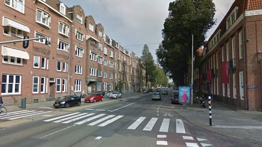 Vier gewonden door botsing tussen taxi, bus en tram in Amsterdam