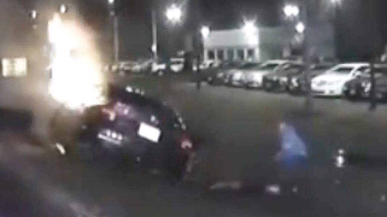 Beeld uit video: Twee mannen in VS redden bestuurder uit brandende auto