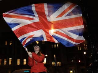 Een vrouw wappert met de Britse vlag