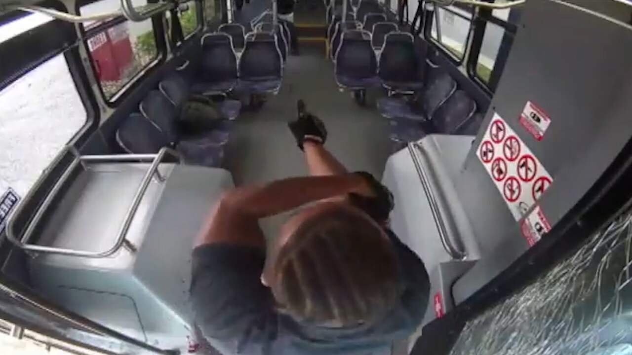 Beeld uit video: Chauffeur en passagier schieten op elkaar in rijdende bus in VS