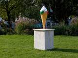 Kunststudent plaatst stiekem een plastic ijsje van 1,5 meter
