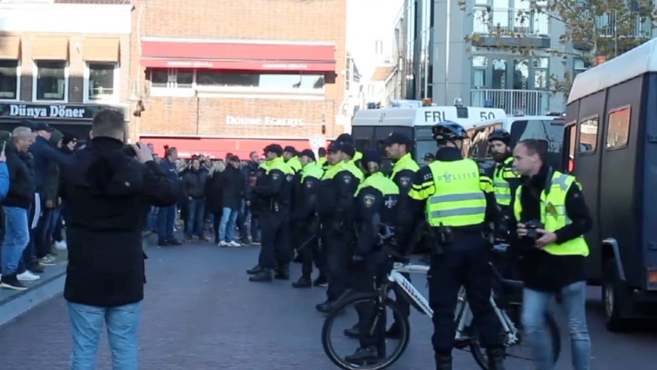 Beeld uit video: Politie voorkomt confrontatie Piet-demonstranten Leeuwarden