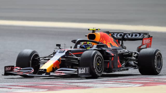 Namens Red Bull test Sergio Pérez zaterdag. Verstappen komt niet in actie.