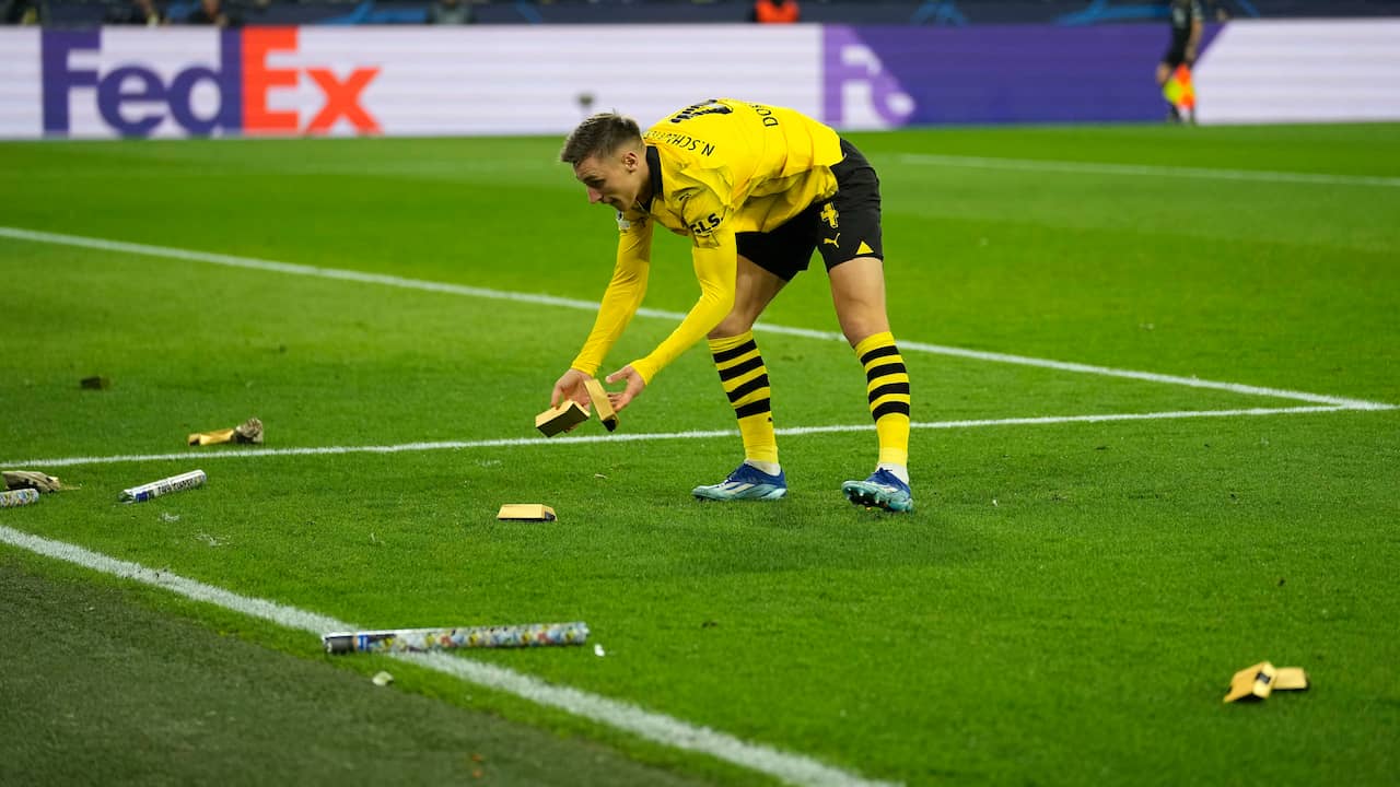 Image from video: Dortmund fans protest with 'gold bars' in Champions League