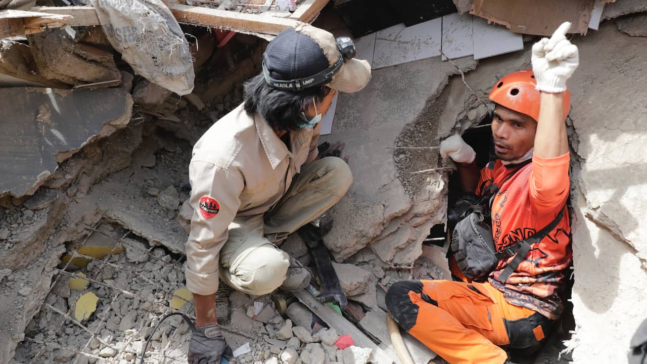 Ragazzo (5) salvato vivo dalle macerie due giorni dopo il terremoto di Java |  All’estero