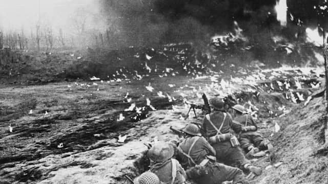 1944: Canadese troepen tijdens gevechten bij Arnhem.