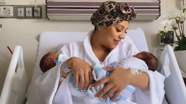 Abby De La Rosa met tweeling Zion en Zillion.