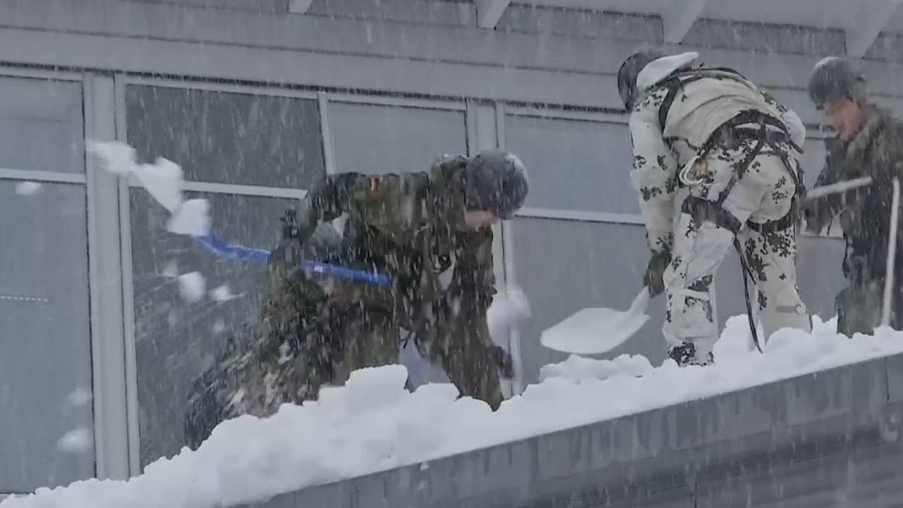 Beeld uit video: Duits leger ruimt sneeuw in Beierse stad na hevige sneeuwval