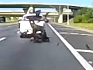 Motorrijder botst tegen pick-up truck en belandt in laadbak