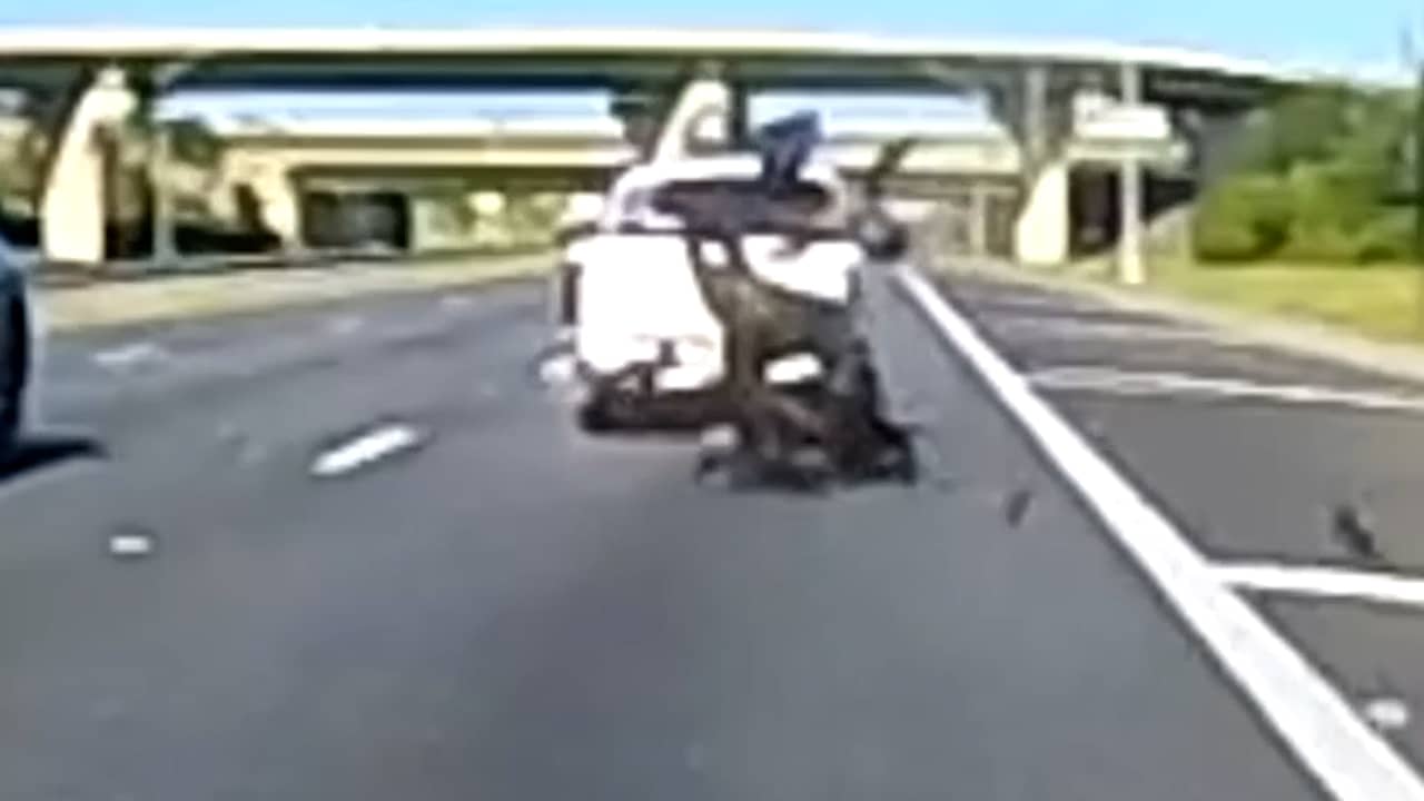 Beeld uit video: Motorrijder botst op pick-uptruck en belandt in de laadbak