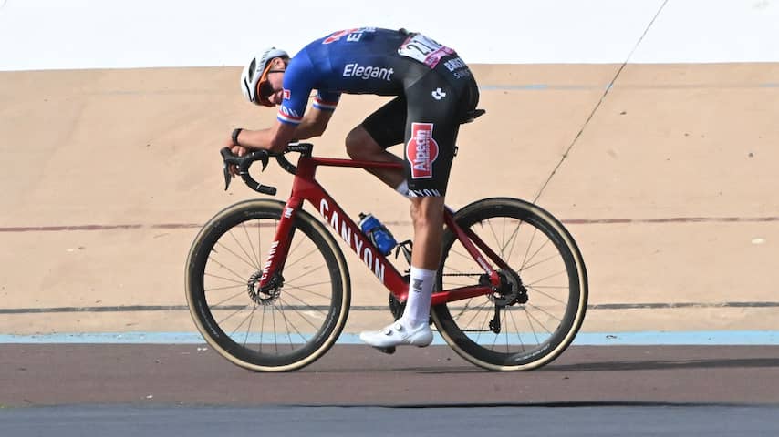 In Beeld De Mooiste Foto S Van De Triomf Van Van Der Poel In Parijs