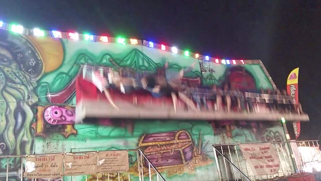 Kermisbezoekers in Thailand vallen uit attractie