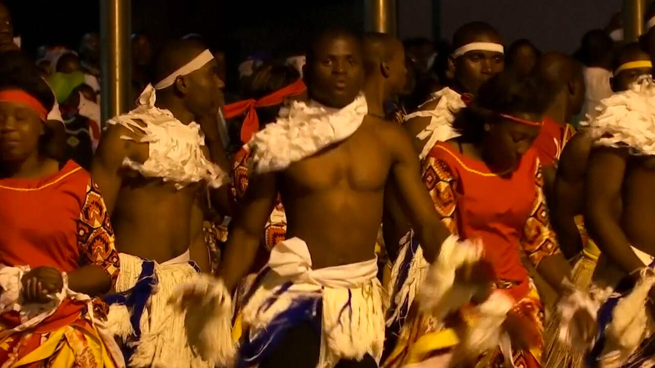 Paus in Mozambique door kleurrijke dansers onthaald