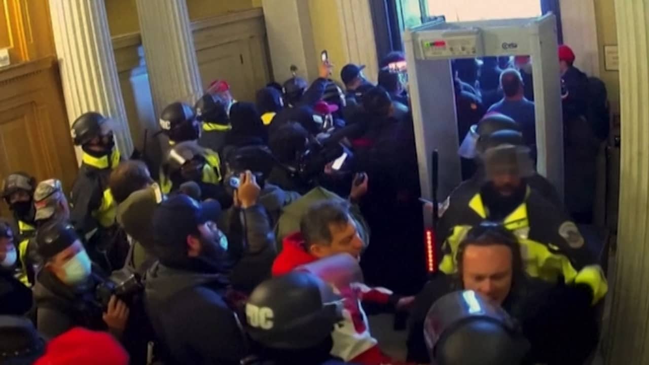 Beeld uit video: Nieuwe beelden tonen chaos in Capitool tijdens bestorming