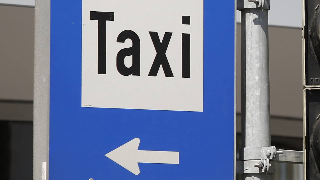 'Buschauffeur op hoofd geslagen door taxironselaar bij Schiphol'