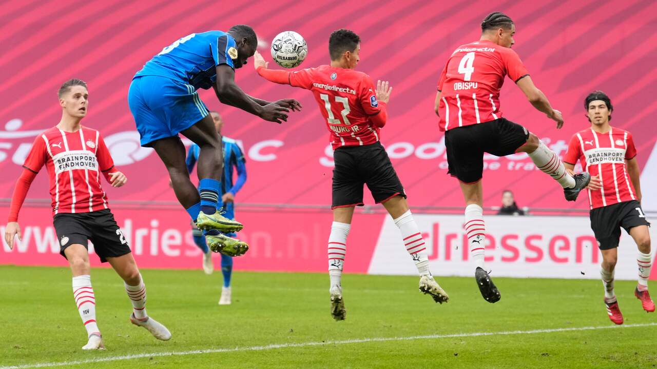 Brian Brobbey kopt Ajax voor rust op voorsprong.