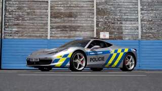 Tsjechische politie gaat rondrijden in afgepakte Ferrari