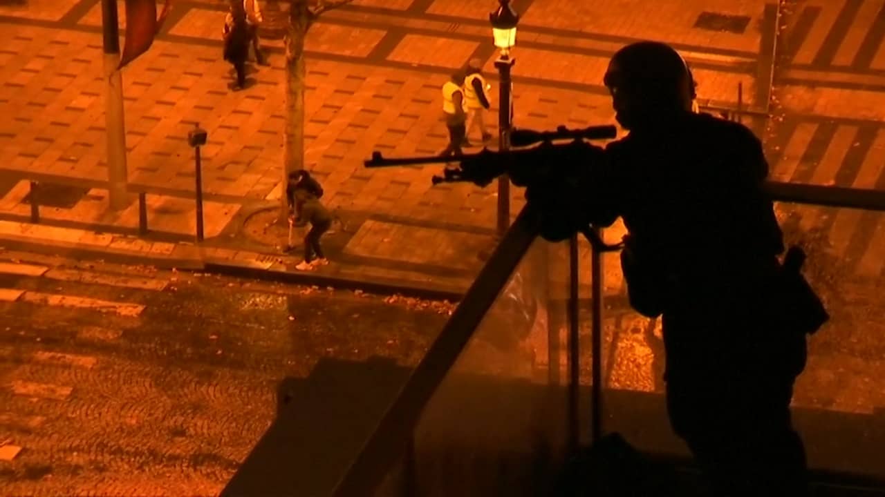 Beeld uit video: Sluipschutters op daken Parijs door rellen 'Gele Hesjes'