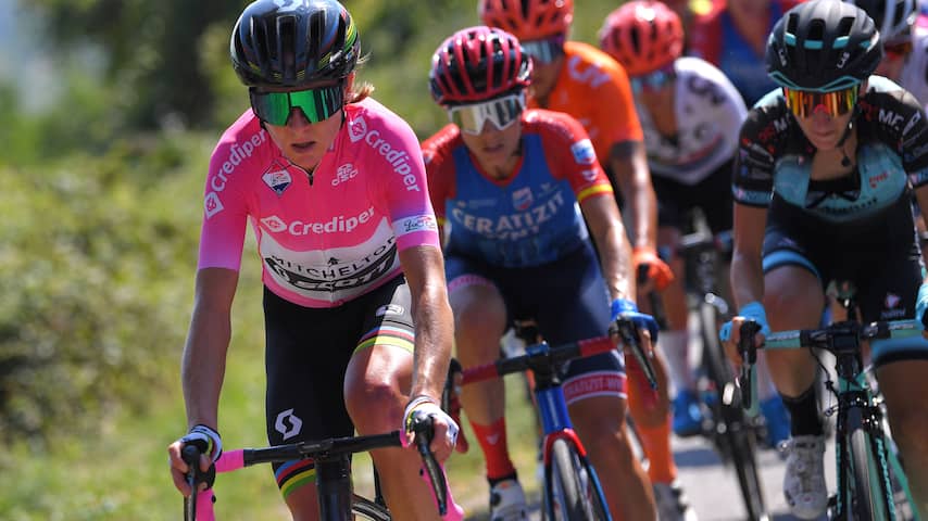 Van Vleuten lijkt WK te moeten missen door polsbreuk na val in Giro Rosa