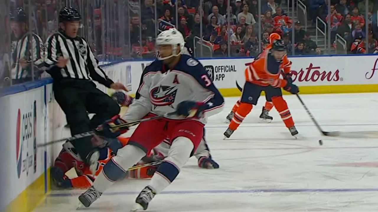 Beeld uit video: Scheidsrechter omver geschaatst bij NHL-wedstrijd