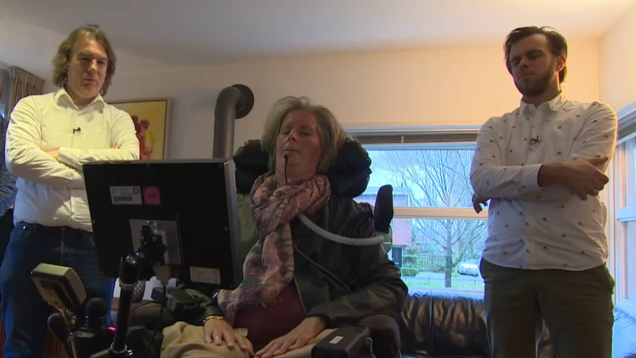 Beeld uit video: Verlamde vrouw bedient computer met brein	