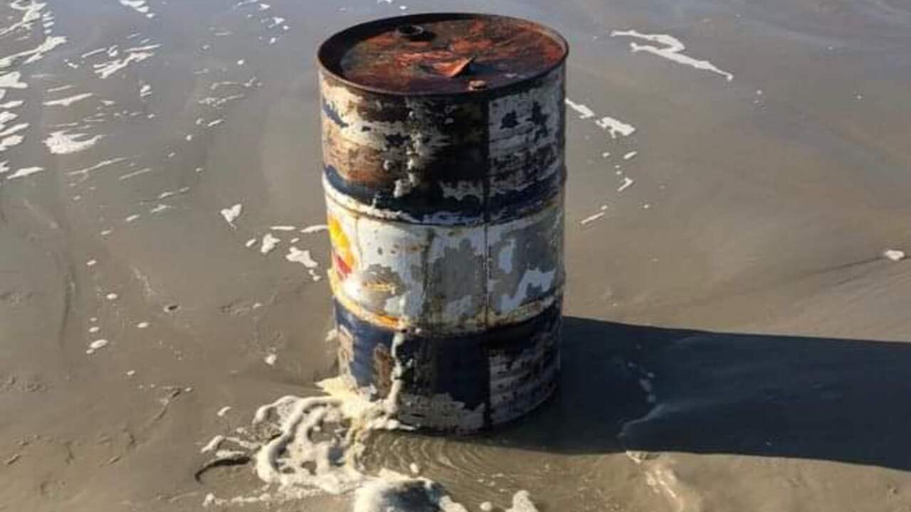 Several leaking barrels washed up on the Wadden Islands |  Interior