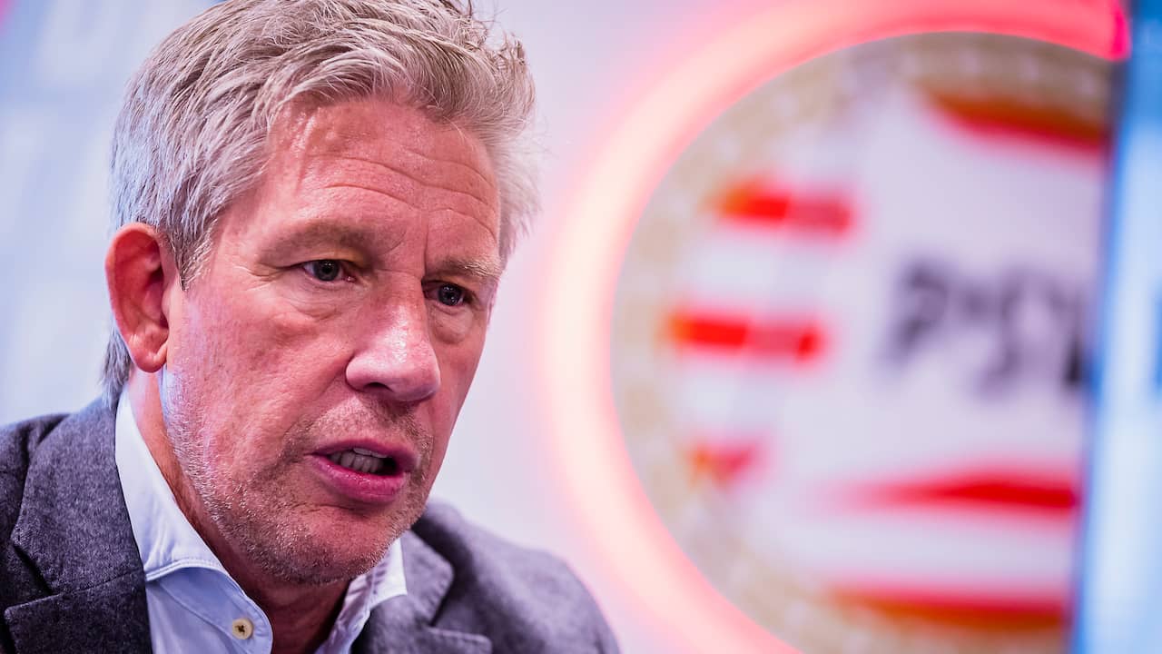 Beeld uit video: PSV-directeur Marcel Brands geeft uitleg over vertrek Van Nistelrooij