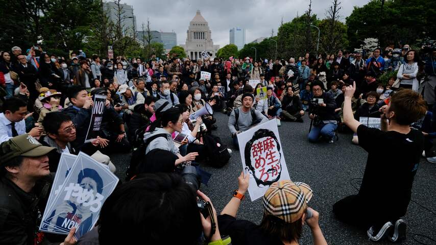 Tienduizenden demonstranten Tokio eisen aftreden premier Shinzo Abe