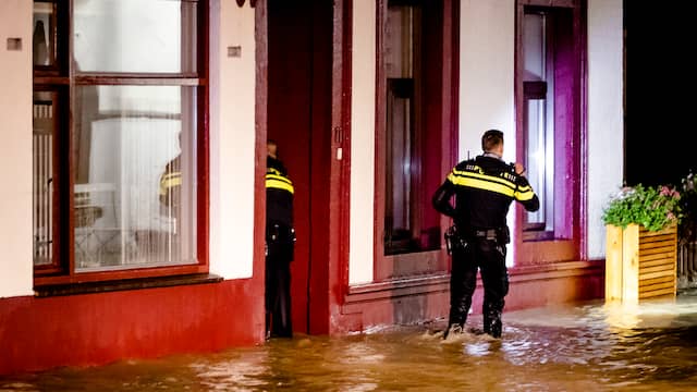 Politieagenten controleren of bewoners thuis zijn.