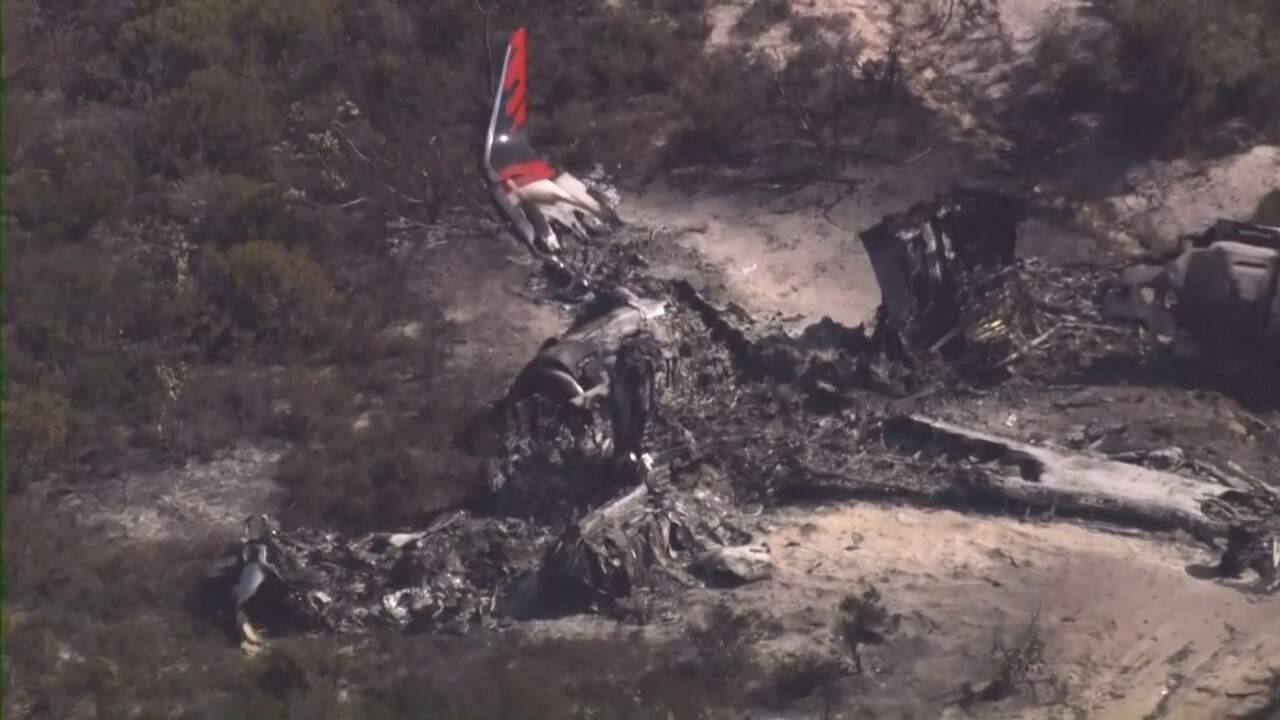 Beeld uit video: Blusvliegtuig brandt uit na crash in Australië, piloten lichtgewond